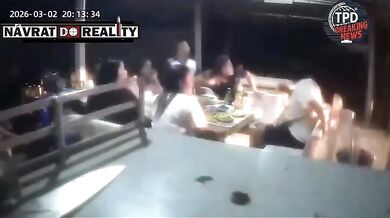 Muž po hádce najel pickupem do své manželky a jejích přátel