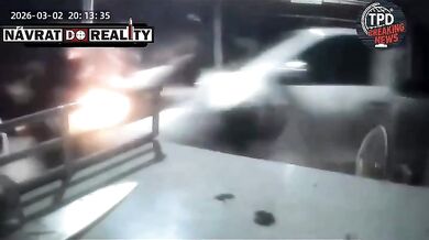 Muž po hádce najel pickupem do své manželky a jejích přátel