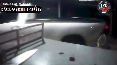 Muž po hádce najel pickupem do své manželky a jejích přátel