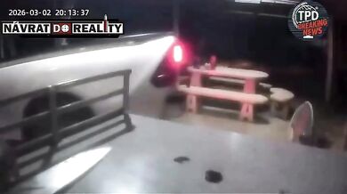 Muž po hádce najel pickupem do své manželky a jejích přátel