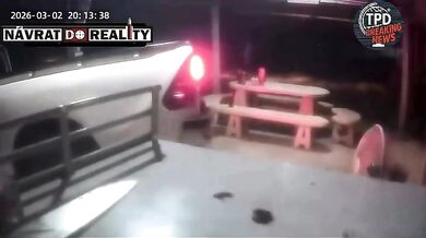 Muž po hádce najel pickupem do své manželky a jejích přátel