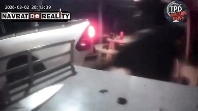 Muž po hádce najel pickupem do své manželky a jejích přátel