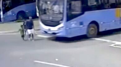 Autobus srazil dospělého a dítě kvůli mrtvému úhlu