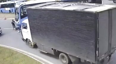 Autobus srazil dospělého a dítě kvůli mrtvému úhlu