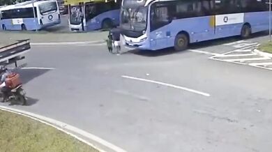 Autobus srazil dospělého a dítě kvůli mrtvému úhlu