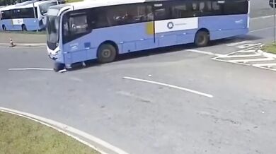 Autobus srazil dospělého a dítě kvůli mrtvému úhlu