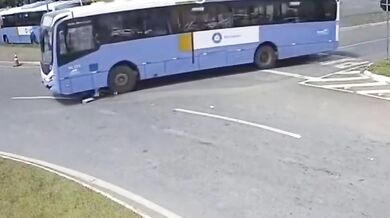 Autobus srazil dospělého a dítě kvůli mrtvému úhlu