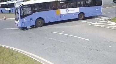 Autobus srazil dospělého a dítě kvůli mrtvému úhlu