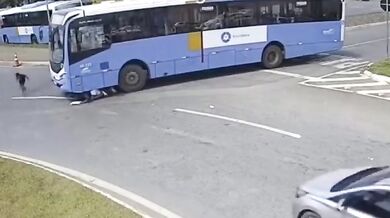 Autobus srazil dospělého a dítě kvůli mrtvému úhlu