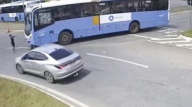 Autobus srazil dospělého a dítě kvůli mrtvému úhlu