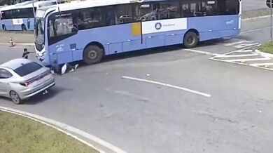 Autobus srazil dospělého a dítě kvůli mrtvému úhlu