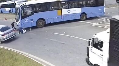 Autobus srazil dospělého a dítě kvůli mrtvému úhlu