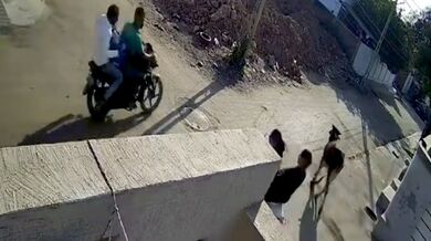 Sražení dvou motorkářů na křižovatce