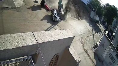 Sražení dvou motorkářů na křižovatce