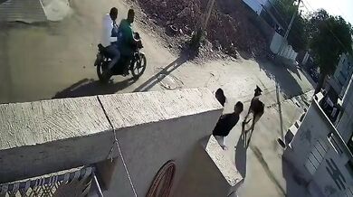 Sražení dvou motorkářů na křižovatce