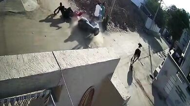 Sražení dvou motorkářů na křižovatce