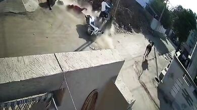 Sražení dvou motorkářů na křižovatce