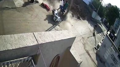 Sražení dvou motorkářů na křižovatce