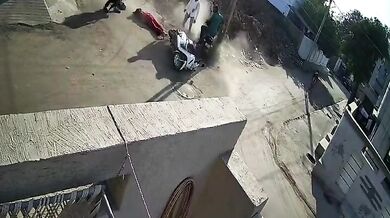 Sražení dvou motorkářů na křižovatce