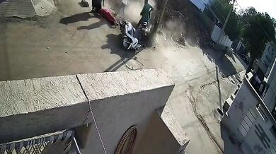 Sražení dvou motorkářů na křižovatce