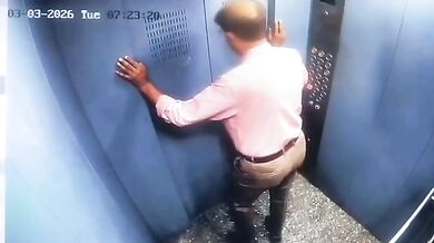 Nehoda ve výtahu v indickém Valsadu: Obyvatel budovy přežil pád se zraněními