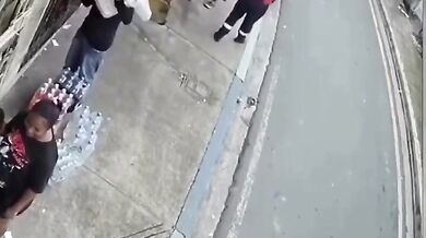 Splašený náklaďák usmrtil dělníka a posádka z místa utekla