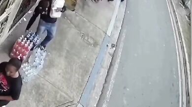 Splašený náklaďák usmrtil dělníka a posádka z místa utekla