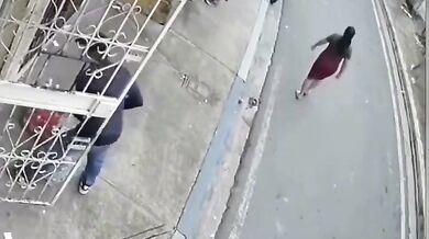 Splašený náklaďák usmrtil dělníka a posádka z místa utekla