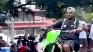 Brutální sražení muže na motorce při nepovedeném wheelie