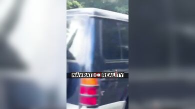 Brutální sražení muže na motorce při nepovedeném wheelie