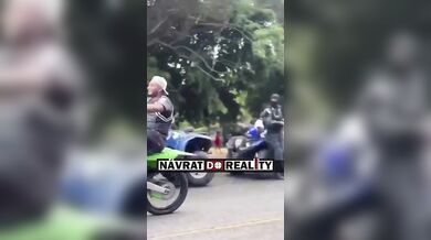 Brutální sražení muže na motorce při nepovedeném wheelie
