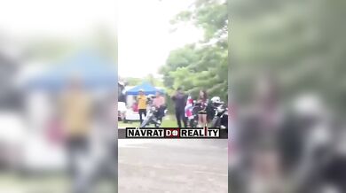 Brutální sražení muže na motorce při nepovedeném wheelie