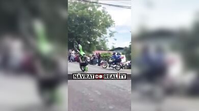 Brutální sražení muže na motorce při nepovedeném wheelie