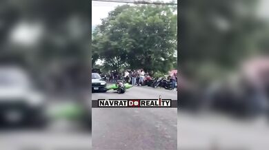 Brutální sražení muže na motorce při nepovedeném wheelie