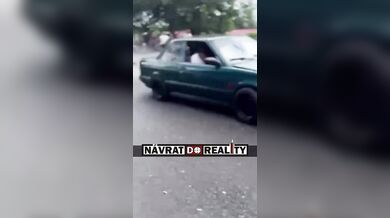 Brutální sražení muže na motorce při nepovedeném wheelie