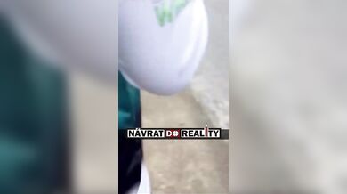 Brutální sražení muže na motorce při nepovedeném wheelie