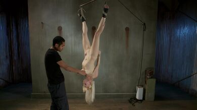 Elyssa Greene v poutech kňučí, zatímco jí tvrdý klacek drtí vnitřnosti