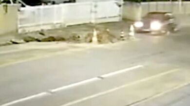 Nebezpečná překážka: Jeden řidič vyvázl bez zranění, motorkářka v kritickém stavu