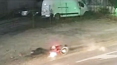 Nebezpečná překážka: Jeden řidič vyvázl bez zranění, motorkářka v kritickém stavu