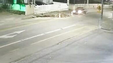 Nebezpečná překážka: Jeden řidič vyvázl bez zranění, motorkářka v kritickém stavu