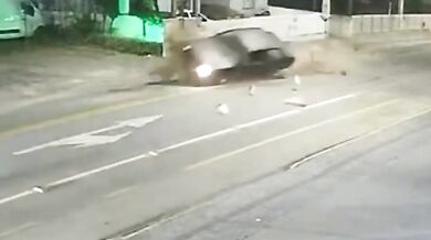 Nebezpečná překážka: Jeden řidič vyvázl bez zranění, motorkářka v kritickém stavu