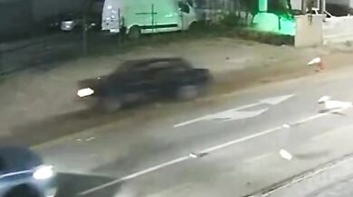 Nebezpečná překážka: Jeden řidič vyvázl bez zranění, motorkářka v kritickém stavu