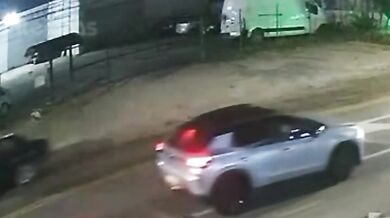 Nebezpečná překážka: Jeden řidič vyvázl bez zranění, motorkářka v kritickém stavu