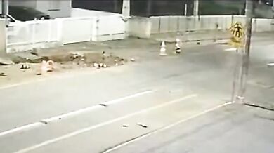 Nebezpečná překážka: Jeden řidič vyvázl bez zranění, motorkářka v kritickém stavu