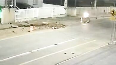 Nebezpečná překážka: Jeden řidič vyvázl bez zranění, motorkářka v kritickém stavu