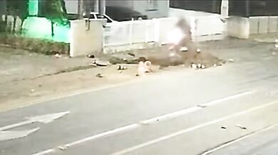 Nebezpečná překážka: Jeden řidič vyvázl bez zranění, motorkářka v kritickém stavu