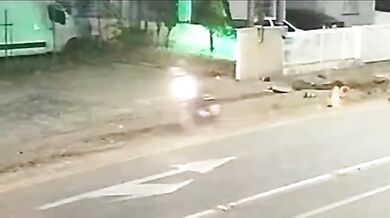 Nebezpečná překážka: Jeden řidič vyvázl bez zranění, motorkářka v kritickém stavu