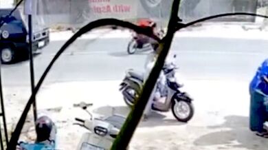 Motorkář vjel bez rozhlédnutí přímo pod kola auta