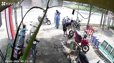 Motorkář vjel bez rozhlédnutí přímo pod kola auta