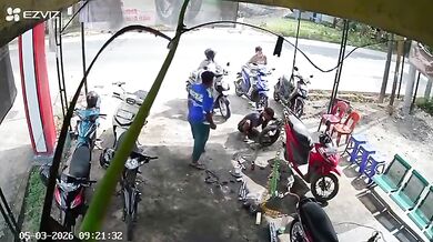 Motorkář vjel bez rozhlédnutí přímo pod kola auta